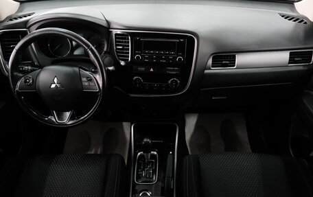 Mitsubishi Outlander III рестайлинг 3, 2018 год, 1 999 000 рублей, 13 фотография