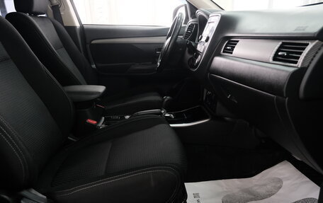 Mitsubishi Outlander III рестайлинг 3, 2018 год, 1 999 000 рублей, 19 фотография