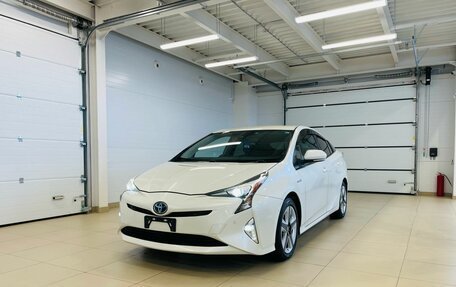 Toyota Prius IV XW50, 2017 год, 2 049 000 рублей, 2 фотография