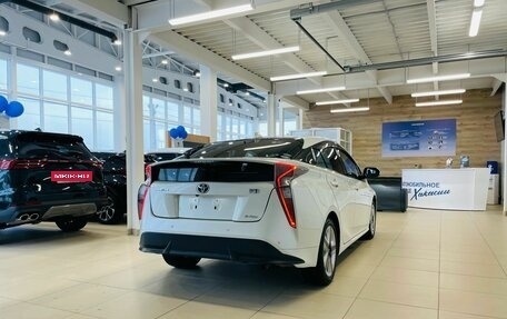 Toyota Prius IV XW50, 2017 год, 2 049 000 рублей, 6 фотография