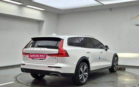 Volvo V60 Cross Country II, 2021 год, 3 880 000 рублей, 3 фотография