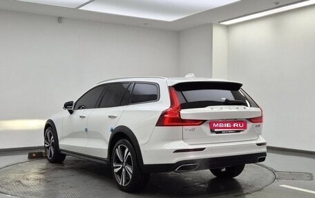 Volvo V60 Cross Country II, 2021 год, 3 880 000 рублей, 2 фотография