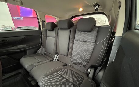 Mitsubishi Outlander III рестайлинг 3, 2022 год, 2 880 000 рублей, 13 фотография