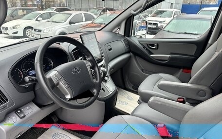 Hyundai Grand Starex Grand Starex I рестайлинг 2, 2019 год, 3 850 000 рублей, 13 фотография