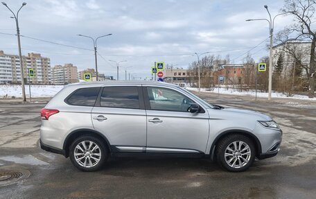 Mitsubishi Outlander III рестайлинг 3, 2016 год, 2 099 000 рублей, 1 фотография