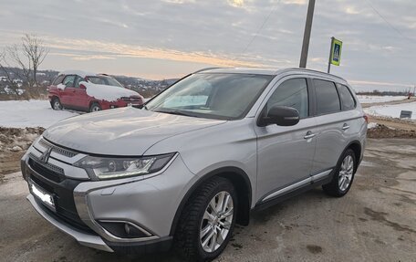 Mitsubishi Outlander III рестайлинг 3, 2016 год, 2 099 000 рублей, 2 фотография