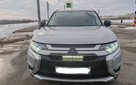 Mitsubishi Outlander III рестайлинг 3, 2016 год, 2 099 000 рублей, 3 фотография