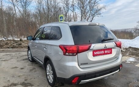 Mitsubishi Outlander III рестайлинг 3, 2016 год, 2 099 000 рублей, 8 фотография