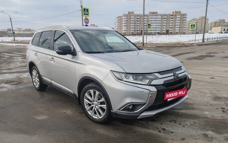 Mitsubishi Outlander III рестайлинг 3, 2016 год, 2 099 000 рублей, 4 фотография