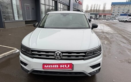 Volkswagen Tiguan II, 2019 год, 2 888 000 рублей, 2 фотография