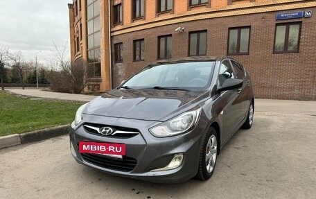 Hyundai Solaris II рестайлинг, 2013 год, 700 000 рублей, 2 фотография