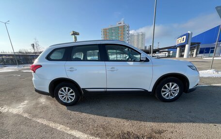 Mitsubishi Outlander III рестайлинг 3, 2017 год, 1 850 000 рублей, 17 фотография