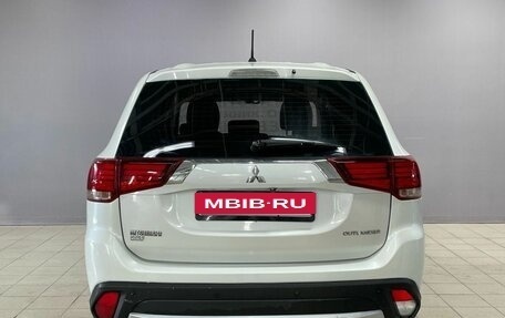 Mitsubishi Outlander III рестайлинг 3, 2015 год, 1 330 000 рублей, 6 фотография