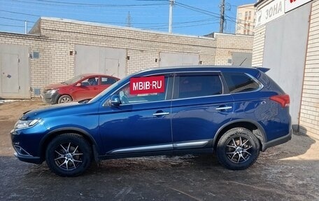 Mitsubishi Outlander III рестайлинг 3, 2015 год, 1 555 000 рублей, 6 фотография