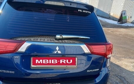 Mitsubishi Outlander III рестайлинг 3, 2015 год, 1 555 000 рублей, 11 фотография