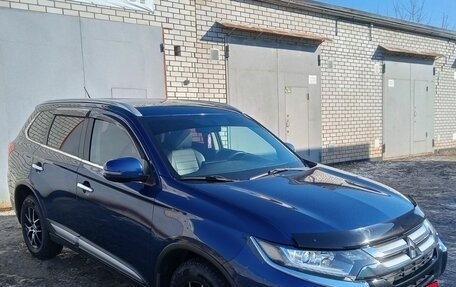 Mitsubishi Outlander III рестайлинг 3, 2015 год, 1 555 000 рублей, 24 фотография