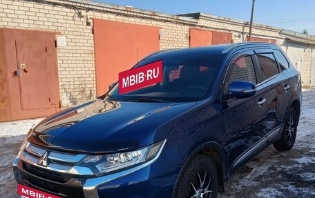 Mitsubishi Outlander III рестайлинг 3, 2015 год, 1 555 000 рублей, 19 фотография