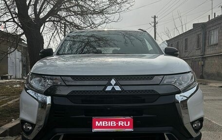 Mitsubishi Outlander III рестайлинг 3, 2018 год, 1 900 000 рублей, 1 фотография