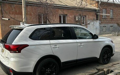 Mitsubishi Outlander III рестайлинг 3, 2018 год, 1 900 000 рублей, 4 фотография