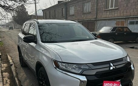 Mitsubishi Outlander III рестайлинг 3, 2018 год, 1 900 000 рублей, 2 фотография