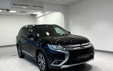 Mitsubishi Outlander III рестайлинг 3, 2018 год, 1 874 000 рублей, 3 фотография