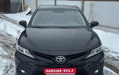 Toyota Camry, 2018 год, 2 390 000 рублей, 3 фотография