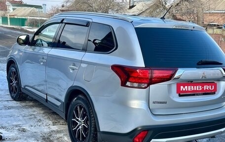 Mitsubishi Outlander III рестайлинг 3, 2015 год, 2 050 000 рублей, 2 фотография