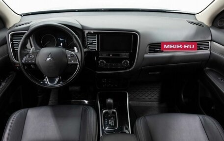 Mitsubishi Outlander III рестайлинг 3, 2019 год, 2 835 000 рублей, 14 фотография