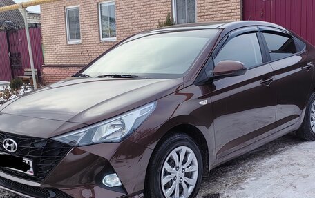 Hyundai Solaris II рестайлинг, 2021 год, 2 100 000 рублей, 1 фотография