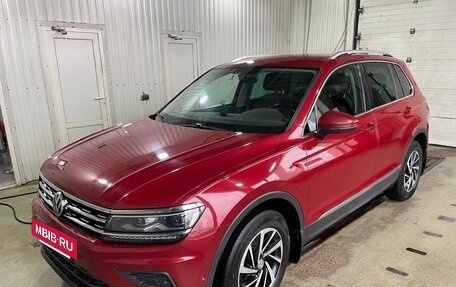 Volkswagen Tiguan II, 2018 год, 2 300 000 рублей, 2 фотография