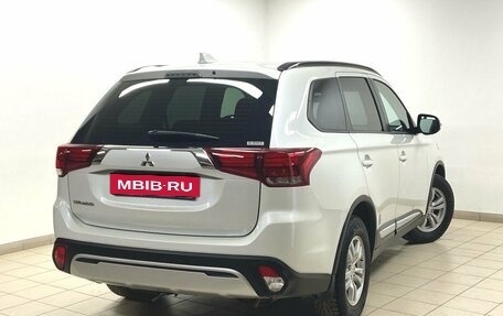 Mitsubishi Outlander III рестайлинг 3, 2022 год, 2 975 000 рублей, 4 фотография