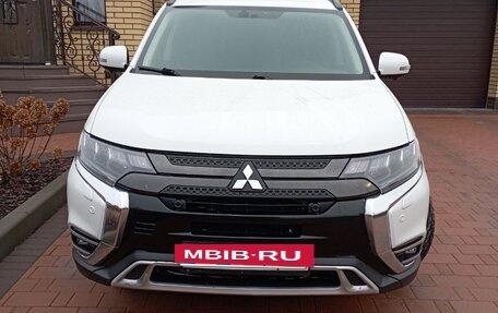 Mitsubishi Outlander III рестайлинг 3, 2022 год, 2 700 000 рублей, 2 фотография