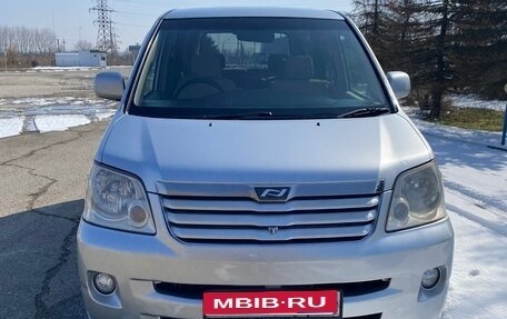 Toyota Noah III, 2003 год, 1 100 000 рублей, 1 фотография