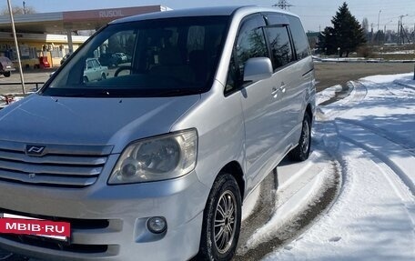 Toyota Noah III, 2003 год, 1 100 000 рублей, 8 фотография