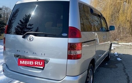 Toyota Noah III, 2003 год, 1 100 000 рублей, 4 фотография