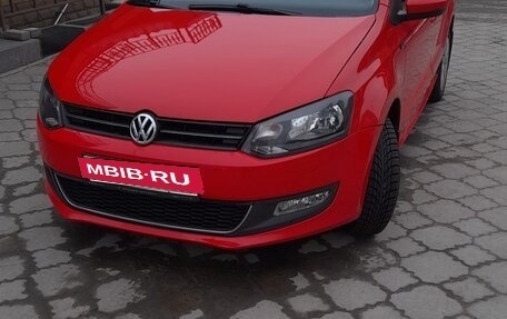 Volkswagen Polo VI (EU Market), 2012 год, 700 000 рублей, 2 фотография