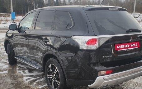 Mitsubishi Outlander III рестайлинг 3, 2014 год, 1 550 000 рублей, 4 фотография