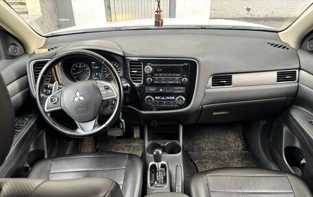 Mitsubishi Outlander III рестайлинг 3, 2012 год, 1 400 000 рублей, 10 фотография