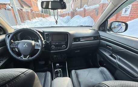 Mitsubishi Outlander III рестайлинг 3, 2018 год, 2 860 000 рублей, 8 фотография