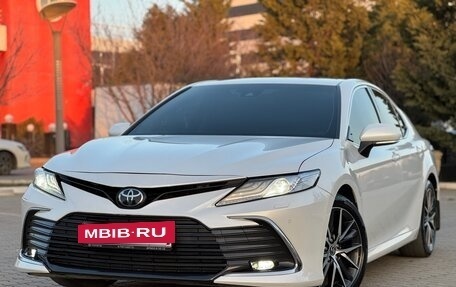 Toyota Camry, 2021 год, 3 090 000 рублей, 2 фотография