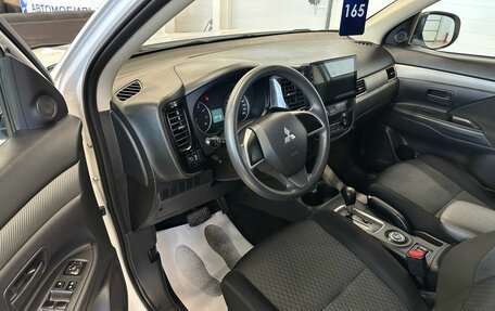 Mitsubishi Outlander III рестайлинг 3, 2013 год, 1 799 900 рублей, 10 фотография