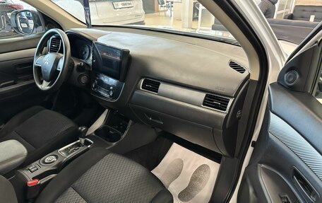 Mitsubishi Outlander III рестайлинг 3, 2013 год, 1 799 900 рублей, 12 фотография