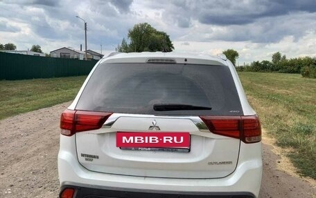 Mitsubishi Outlander III рестайлинг 3, 2016 год, 1 600 000 рублей, 4 фотография