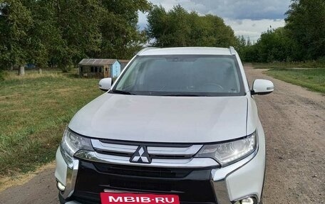 Mitsubishi Outlander III рестайлинг 3, 2016 год, 1 600 000 рублей, 2 фотография