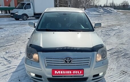 Toyota Avensis III рестайлинг, 2003 год, 690 000 рублей, 1 фотография