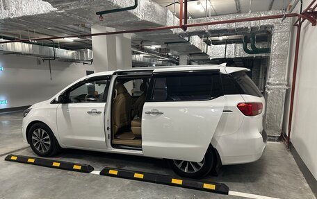 KIA Carnival III, 2017 год, 2 700 000 рублей, 6 фотография