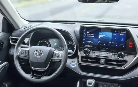 Toyota Highlander, 2022 год, 3 820 000 рублей, 6 фотография