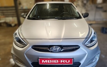 Hyundai Solaris II рестайлинг, 2013 год, 750 000 рублей, 1 фотография