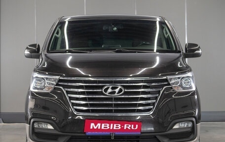 Hyundai Grand Starex Grand Starex I рестайлинг 2, 2018 год, 4 199 000 рублей, 3 фотография