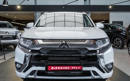 Mitsubishi Outlander III рестайлинг 3, 2022 год, 3 890 000 рублей, 2 фотография